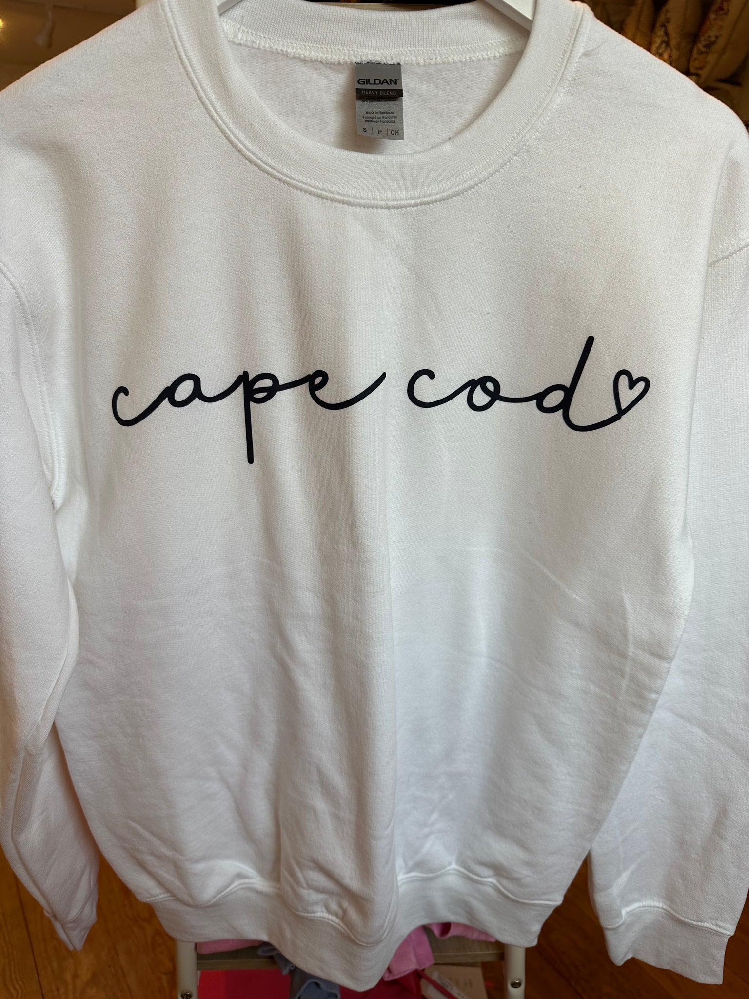 WHITE CAPE HEART CREWNECK